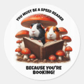 Grappige cavia's die onder rode paddenstoelen leze ronde sticker (Voorkant)