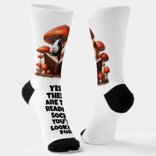 Grappige cavia's die onder rode paddenstoelen leze sokken (Gebogen)