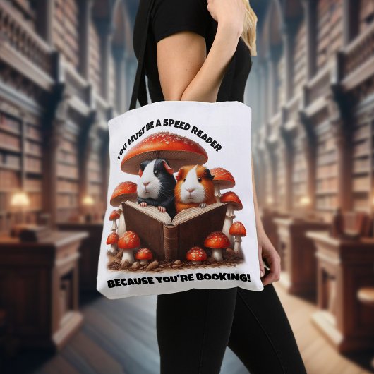 Grappige cavia's die onder rode paddenstoelen leze tote bag