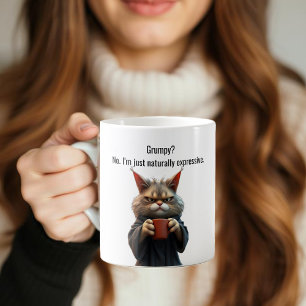 Grappige chagrijnige kat in een jurk en koffie koffiemok