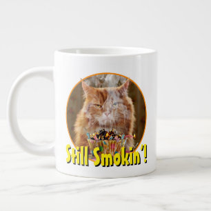 Grappige Chagrijnige Kat Met Gesmolten Verjaardags Grote Koffiekop