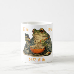 Grappige Chagrijnige Kikker Eet Ramen en Scrolt Te Koffiemok
