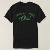 Grappige Chai Oke Maar Eerste Chai Theeliefhebbers T-shirt (Design voorkant)