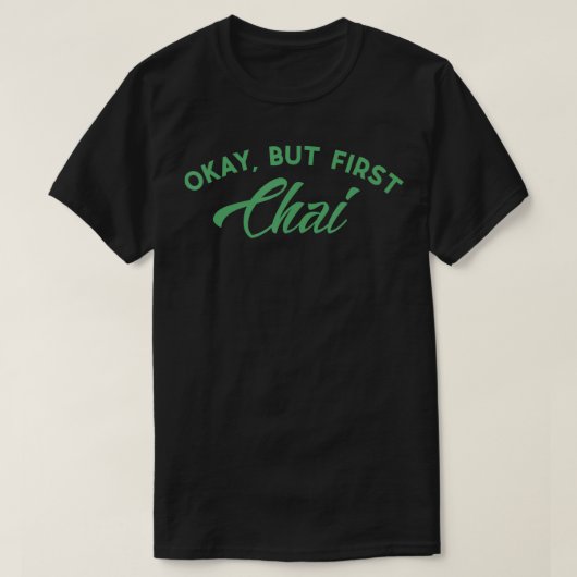 Grappige Chai Oke Maar Eerste Chai Theeliefhebbers T-shirt (Design voorkant)