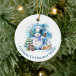 Grappige Chef Snowman Kerstversiering Keramisch Ornament<br><div class="desc">Voeg een vleugje humor en een vleugje magie toe aan uw vakantiedecor met onze Funny Chef Snowman Christmas Ornament. Perfect voor de culinaire liefhebber of iedereen die houdt van een goede lach,  dit ornament beschikt over een grillige sneeuwman chef die "Cooking Up Holiday Magic"!</div>