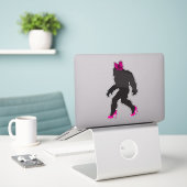 Grappige Chic Pittige Sasquatch Sticker (Laptop op bureau)