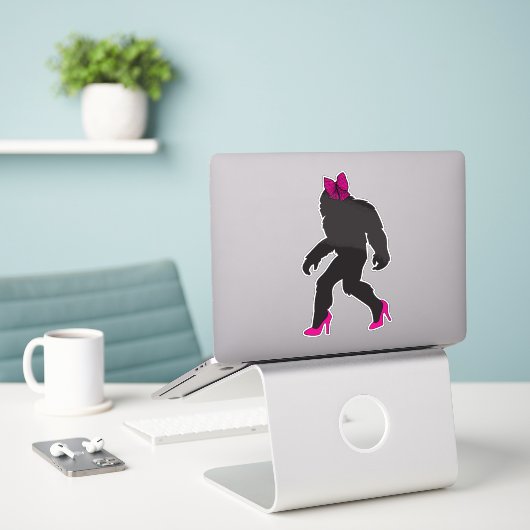 Grappige Chic Pittige Sasquatch Sticker (Laptop op bureau)