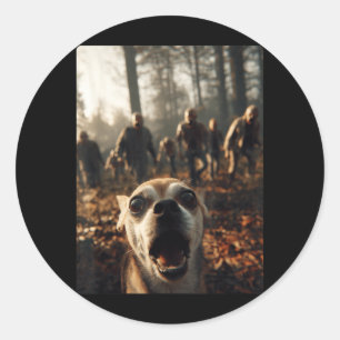 Grappige Chihuahua selfie met zombies bos Ronde Sticker