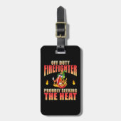 Grappige chili liefhebbende brandweerman op zoek n bagagelabel (Voorkant verticaal)