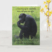 Grappige Chimp (de denker) Over de Hill Birthday Kaart (Gele Bloem)