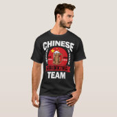 Grappige Chinese feestdrinkteam Grappige Chinese v T-shirt (Voorkant volledig)
