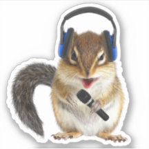 Grappige chipmunk DJ met hoofdtelefoon en microfoo