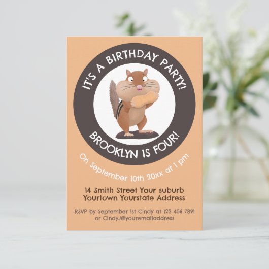 Grappige chipmunk gepersonaliseerde cartoon uitnod kaart (Staand voorkant)