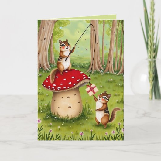 Grappige Chipmunks spelen Toadstool Happy Birthday Kaart (Voorkant)