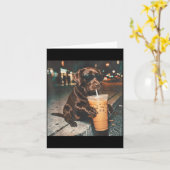 Grappige Chocolade Lab die Iced Coffee Liefhebbers Kaart (Gele Bloem)