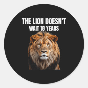 Grappige citaten De leeuw wacht niet 18 jaar Manne Ronde Sticker