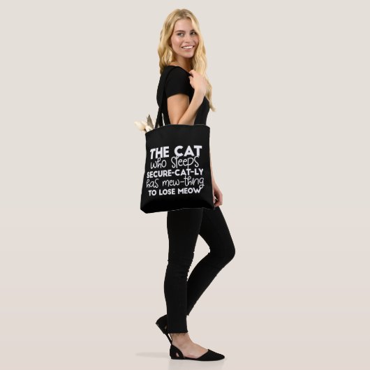 grappige citaten van de slaapkat tote bag (Op model)