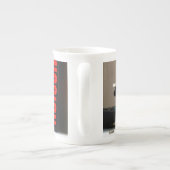 Grappige close up van 'Mission Impossible' Fubby Porselein Kop (Achterkant)