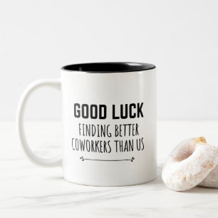 Grappige collega vertrekt voor hem tweekleurige koffiemok