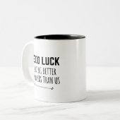 Grappige collega vertrekt voor hem tweekleurige koffiemok (Voorkant links)