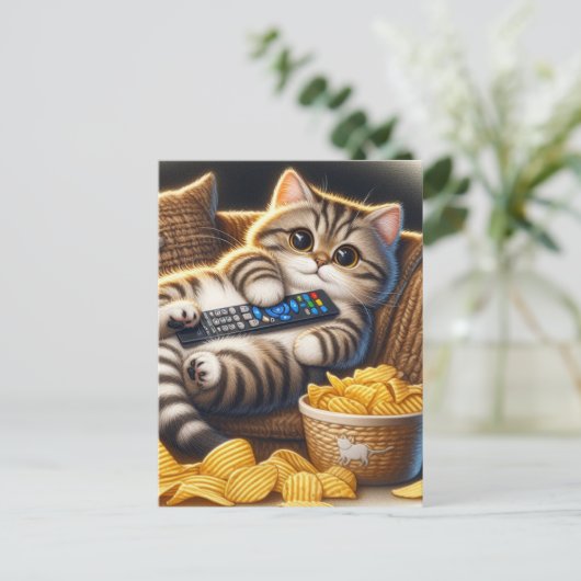 Grappige Couch Potato Cat Remote en Chips Briefkaart (Staand voorkant)