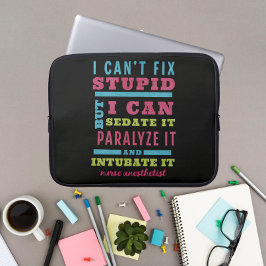 Grappige CRNA / anesthesioloog kan niet repareren  Laptop Sleeve
