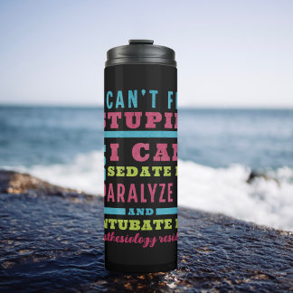 Grappige CRNA / anesthesioloog kan niet repareren  Thermosbeker