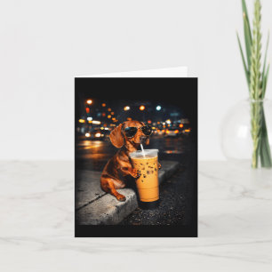 Grappige dachshond die ijsgekoelde koffie drinkt s kaart