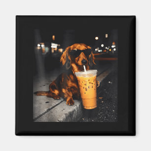 Grappige dachshond drinkt ijskoude koffie schattig magneet