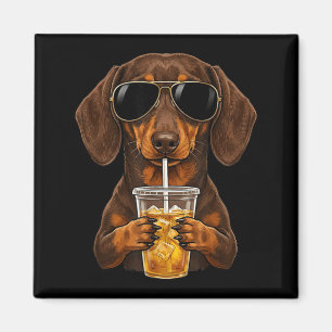 Grappige dachshond drinkt ijskoude koffie schattig magneet