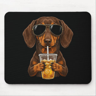 Grappige dachshond drinkt ijskoude koffie schattig muismat