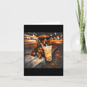 Grappige dachshund die ijs-koffie drinkt, liefhebb kaart