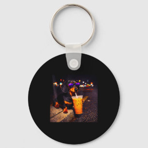 Grappige dachshund die ijskoude koffie drinkt scha sleutelhanger