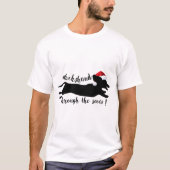grappige dachshund door sneeuwkerstmis t shirt (Voorkant)