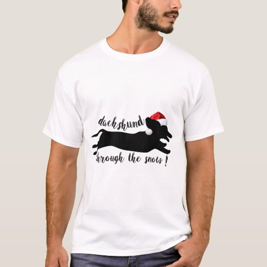 grappige dachshund door sneeuwkerstmis t shirt (Voorkant)