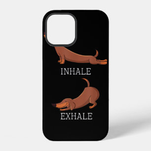 Grappige Dachshund Weiner Dog Yoga Inhale Exhale W iPhone 12 Hoesje
