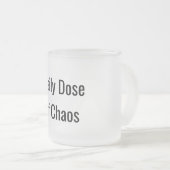 Grappige "dagelijkse dosis chaos" matglas koffiemok (Voorkant rechts)