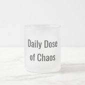 Grappige "dagelijkse dosis chaos" matglas koffiemok (Center)