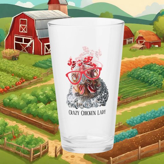 grappige dame die met een gekke kip tekst toevoegt glas
