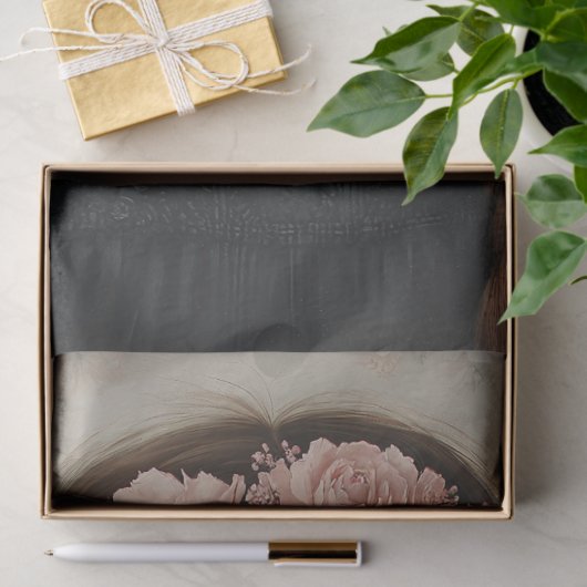 Grappige dame in een bloemenkroon tissuepapier (Geschenk)