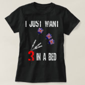 Grappige darts 3 in een bed saucy grap dart speler t-shirt (Design voorkant)