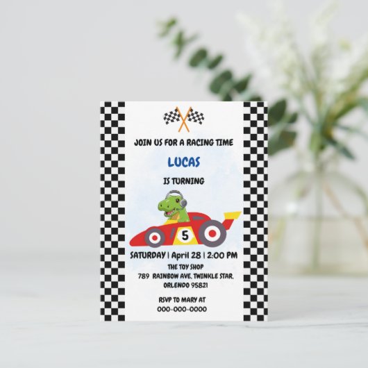 Grappige Dinosaur raceauto jongen spel Verjaardags Uitnodiging Briefkaart (Staand voorkant)