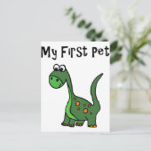 Grappige dinosaurus Cartoon zegt mijn eerste huisd Briefkaart (Staand voorkant)