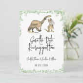 Grappige dinosaurus-huwelijksdatum groen Save The Date (Staand voorkant)