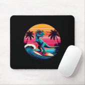 Grappige dinosaurus surft retro zonsondergang mann muismat (Met muis)