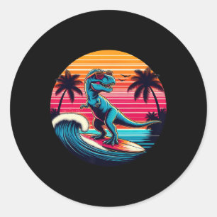 Grappige dinosaurus surft retro zonsondergang mann ronde sticker