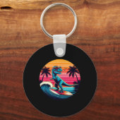 Grappige dinosaurus surft retro zonsondergang mann sleutelhanger (Voorkant)