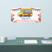 Grappige dinosaurus terug naar school bus jongen v spandoek (Beurs)