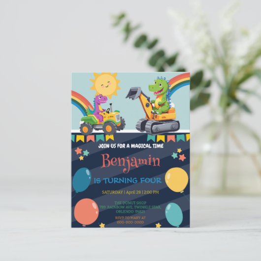 Grappige dinosaurus tractor ballon jongen terug na briefkaart (Staand voorkant)