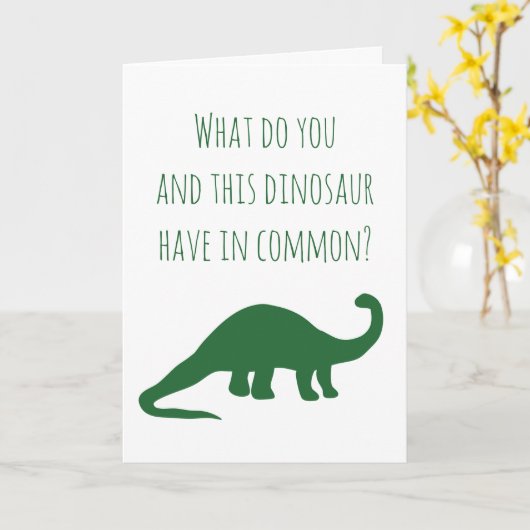 Grappige dinosaurus verjaardagskaart voor vegetari kaart (Gele Bloem)